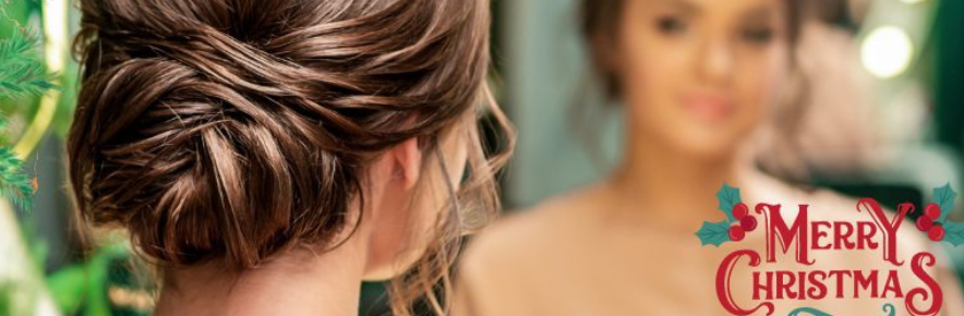 femme avec une belle coiffure de Noël qui se regarde dans le miroir