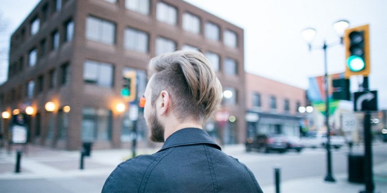 coloration homme dans un salon de coiffure