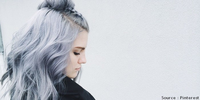 femme avec une coiffure tendance et les cheveux gris