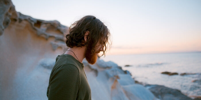 homme avec les cheveux longs