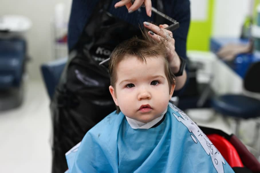 Quand faut-il couper les cheveux de votre bébé pour la première fois ? -  Gouiran Beauté Le Mag