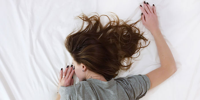 Comment protéger ses cheveux pendant la nuit ? - Magazine Avantages
