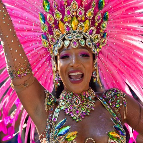 Belle Femme En Costume De Carnaval De Couleur Rio, Coiffe De Plumes